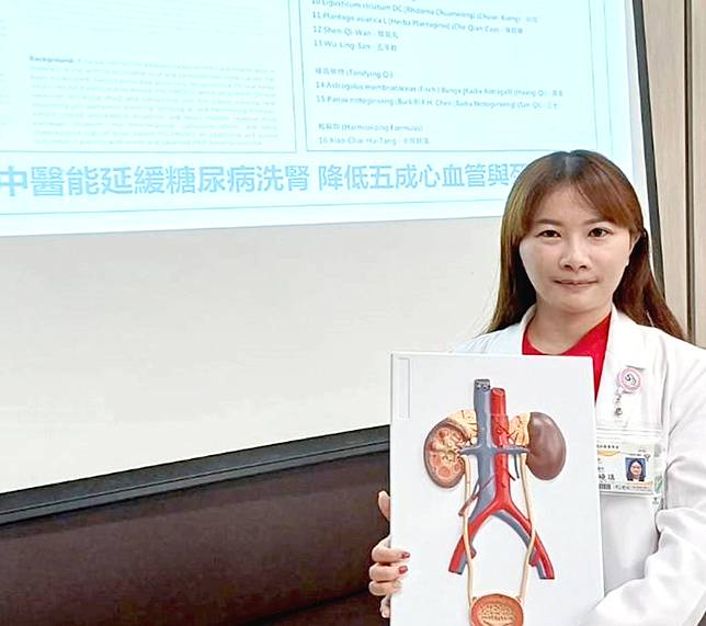 中醫師陳曉瑱對4萬餘名使用處方中藥糖尿病腎病人分析，證實服用保腎科學中藥糖尿腎病人會降低5成心血管疾病與死亡風險。研究已獲國際期刊《Frontiers in Pharmacology》刊登。 （記者汪惠松攝）