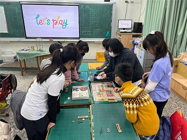 透過桌遊體驗餐桌選擇，藉由互動提問，讓學習與生活產生連結。（圖片來源：灃食教育基金會提供）