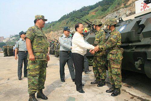 2007年，時任防長李天羽（中）巡視東引防區。（東引指揮部提供）