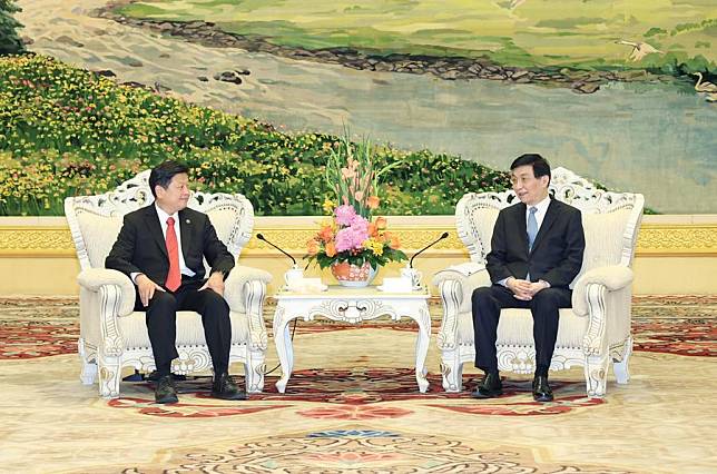 Wang Huning, a member of the Standing Committee of the Political Bureau of the Communist Party of China Central Committee and chairman of the Chinese People's Political Consultative Conference National Committee, meets with a visiting Chinese Kuomintang (KMT) party delegation led by Fu Kun-chi in Beijing, capital of China, April 27, 2024. (Xinhua/Yao Dawei)