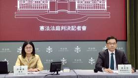 憲法法庭上週五（12/19）作出今年第1號憲判，由憲法法庭書記廳廳長許碧惠（左）、新聞及法治宣導處處長兼發言人吳定亞（右）召開記者會說明。廖瑞祥攝