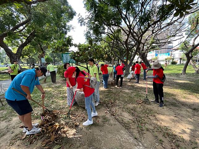 台南大遠百號召員工打掃社區公園。（記者施春瑛攝）