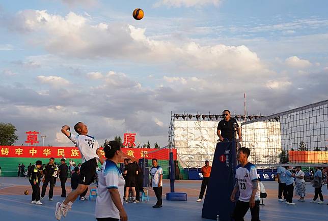 Ma Hugjiltuu (1st L, front) is pictured during a herdsmen's volleyball invitational tournament in Otog Front Banner in the city of Ordos, north China's Inner Mongolia Autonomous Region, July 18, 2024. (Xinhua)