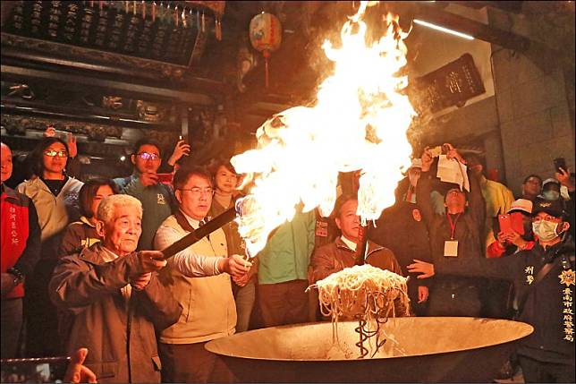 恭送「正二媽」返回東山碧軒寺，市長黃偉哲(前左二)等人點燃火把走古香路。(記者楊金城翻攝)