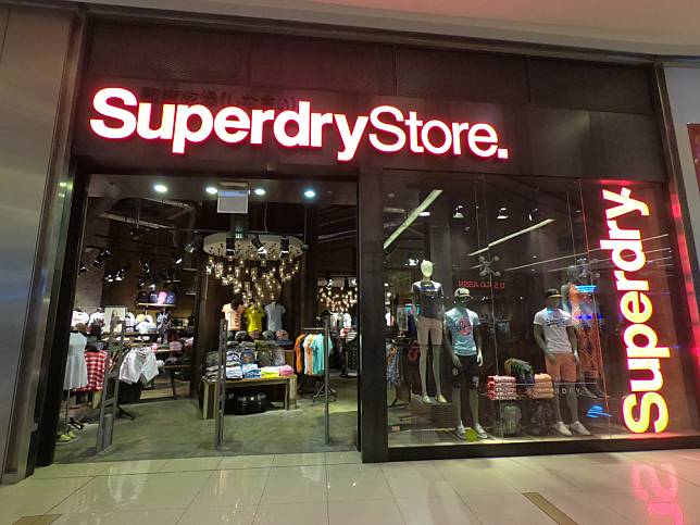 Superdry曾經在台爆紅，隨處都可以見民眾身穿該品牌防風外套。（圖／示意圖Shutterstock）