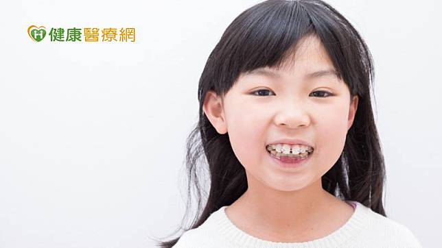 若孩子有齒列不正的情形，建議乳牙換完約12歲時，是最適合矯正的時機。