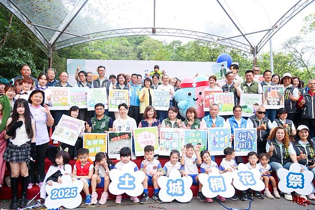 新北市客家桐花祭「青春桐樂會」開跑，市長侯友宜邀請民眾一起來賞花、享受客家美食，體驗客家傳統文化。 （記者蔡琇惠攝）