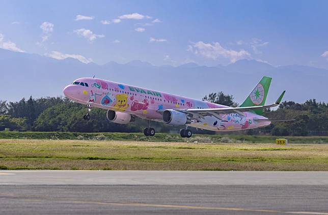 長榮航空宣布，明年1月22日至2月28日期間，將以Hello Kitty「粉萌機」飛航高雄香港航線，機身以粉紅色塗裝，客艙內的頭墊紙、餐具、杯墊、濕紙巾等備品，也充滿著可愛的三麗鷗元素。（長榮航空提供）