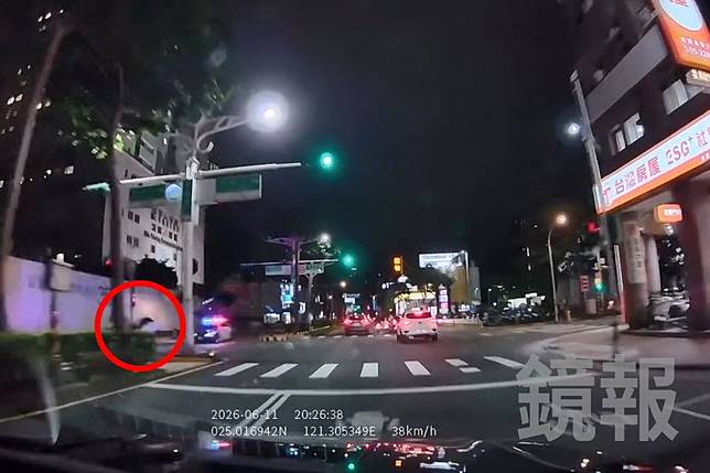 白色轎車(紅圈處)被警車尾隨驚慌失措，失控撞上紅綠燈桿後，再衝撞2名路人。畫面授權threads chin_joe