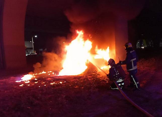 台中市三十日凌晨發生汽機車碰撞起火事故，消防局據報到場搶灌救。（記者陳金龍翻攝）