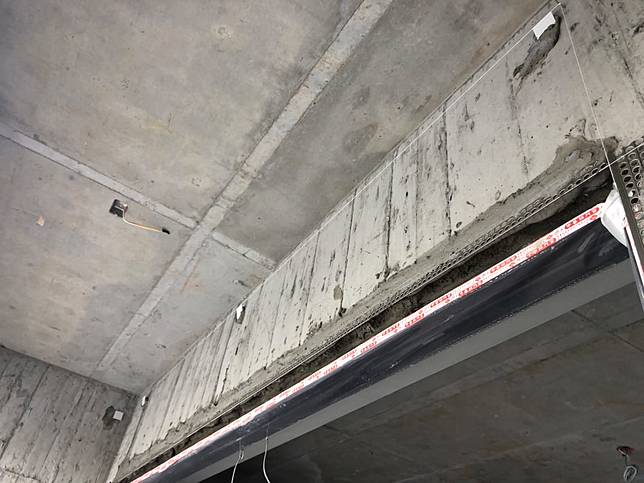 
          <p>整個要施作範圍用修邊條及模基黏好之後，便用上述的砂漿透過土水師的施作，完成打底。完成打底後，要求一點的廠商，還會在陽台、露台、窗框打底完成面再施作一層防水漆，為建物的防水性再多買一層保險。</p><p><strong>細說打底</strong></p><p>砂漿拌料過程，水泥和砂以1:3比例倒入攪拌桶裡攪拌，攪拌過程中再加入清水及噴固精，使其塑化成砂漿，做為打底材料使用。同一時間，也要準備黏著劑，一般都是用益膠泥和海菜膠加入桶中拌水形成。在本案則是用水泥配樹脂配海菜膠再加上水攪拌而成。之所以選擇如此，其目的是為了增加打底面的防水性。  </p><br  /> Credits: homify / <a href=