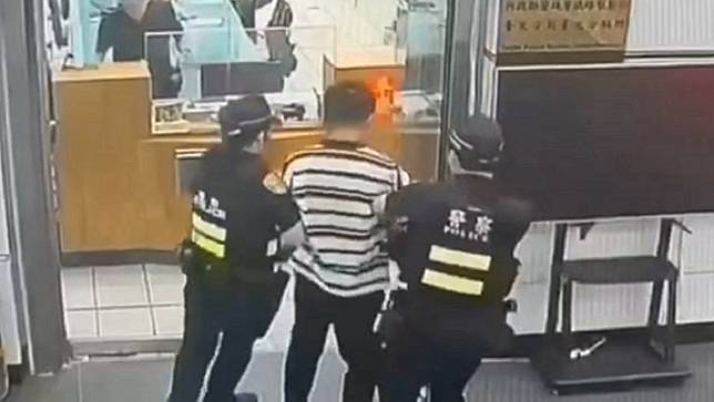 李姓男子（條紋上衣）隨機攻擊2歲女童，警方查出，10天前他就曾在松山車站犯案。讀者提供