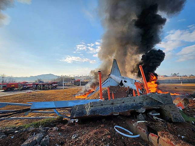 疑似鳥擊導致起落架故障，南韓濟州航空發生嚴重空難。(AFP)