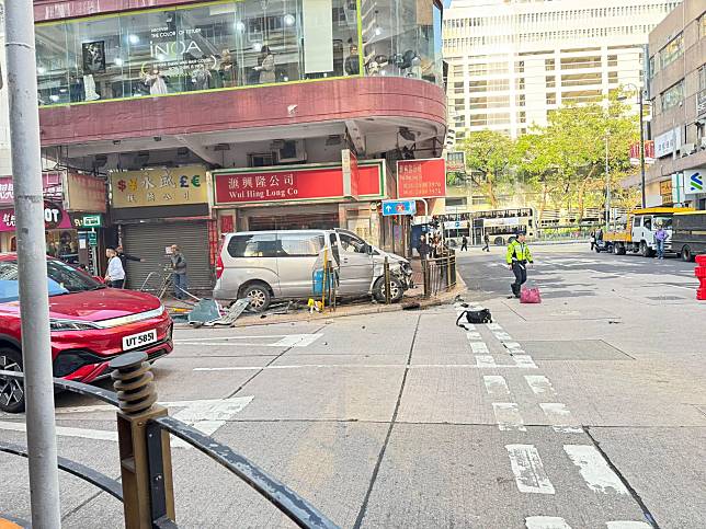 荃灣客貨車剷上行人路　兩途人走避不及受傷 (馬路的事Facebook圖片)