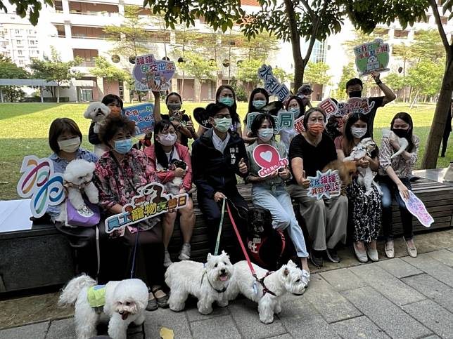 高市動保處推出各項友善動物措施，獲得農委會評鑑雙料優等獎。（記者吳門鍵攝）