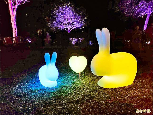 夜遊慈湖來看大型光球、染色燈具、月亮盪鞦韆燈、兔子造型燈及逾千支白色玫瑰燈及稻穗燈。(記者李容萍攝)