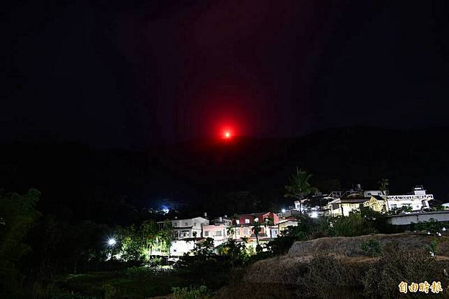 部落居民表示，從笠頂山佳義村舉目向山這座十字架，就像是神(耶穌)守護著我們。(記者李惠洲攝)