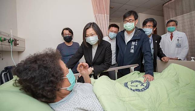 總統蔡英文今（16）天南下高雄探視「城中城」火災的燒傷病人。   圖：翻攝自蔡英文臉書