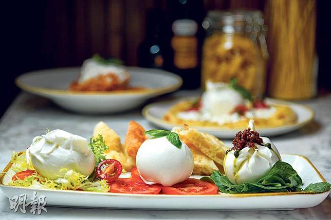 芝士三重奏——三式水牛芝士，扁麵包及沙律菜（burrata, mozzarella and special burrata, schiacciata bread and mixed salad），傳統水牛芝士（中）、原味布拉塔芝士（左）與加了青醬、油漬番茄乾的特別布拉塔（右），組成清爽的芝士三重奏。簡單綴以新鮮番茄、羅勒、沙律菜與黑醋，就是品嘗新鮮芝士的最佳吃法。（$189）（黃志東攝）