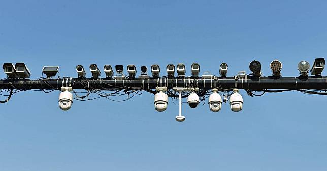 杭州一處路口交通號誌上架設的十多個監視攝影鏡頭。（東方IC）