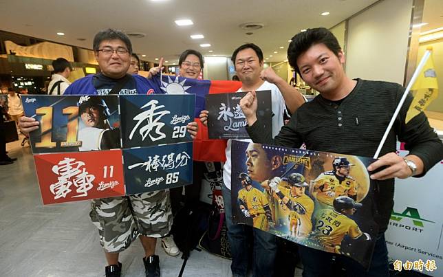 台灣隊抵達日本後，受到日本球迷歡迎，還有人用中文直呼：「洪一中」、「彭政閔」，用熱情表達對台灣的愛。(特派記者林正堃攝)