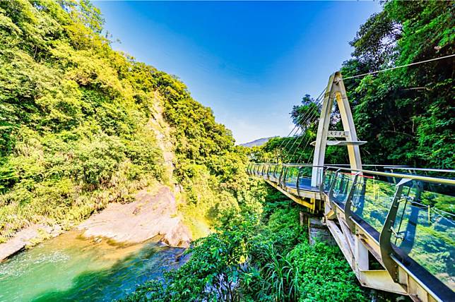 小烏來天空步道因遊客長期踩踏，造成汙損及刮痕，影響賞景效果，桃園市府風景管理處今(6)日表示，為增進天空步道玻璃透光及賞景，預計3月25日至31日封閉施工，預計4月在重新開放。 圖：桃園市府風管處／提供