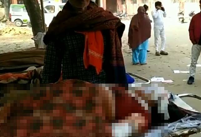 印度比哈爾邦一名女子在逛市場時突遭人攻擊，胸部、四肢被歹徒當眾切下，最後失血過多而亡。(圖翻攝自推特)