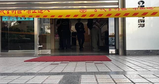 台南市東區林森路上一家眼科診所驚傳一名清潔婦人搭貨梯時遭貨梯夾斷頭的驚悚命案，警方到場封鎖現場調查。(民眾提供)