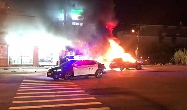 宜蘭市發生火燒車事故。(圖擷取自臉書社團「宜蘭知識+」)