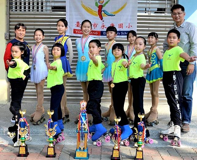 永康國小花式溜冰團隊在台南市長盃滑輪溜冰賽中，獲個人十金、六銀、三銅及團體總錦標冠軍等共計二十八個獎項。 （記者汪惠松攝）