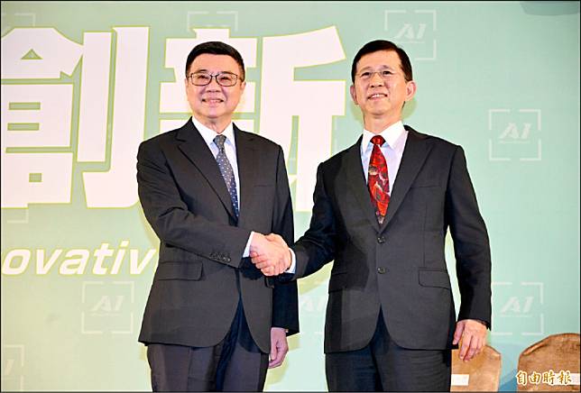 準行政院長卓榮泰(左)昨公布第3波內閣部會首長，準數發部長為黃彥男(右)。(記者羅沛德攝)