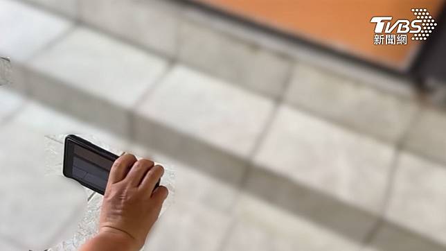 施男拿手機從隔間偷拍女童如廁。示意畫面與本案無關。（圖／TVBS）