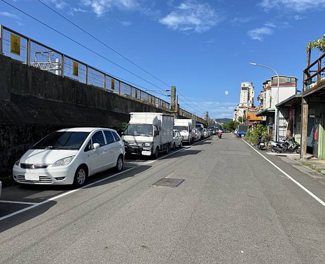 新北市交通局為提升路邊停車格周轉率及落實使用者付費原則，板橋及淡水兩區五條路段巷弄內的路邊公有停車位將自十一月起納入停車收費管理。(新北市交通局提供)