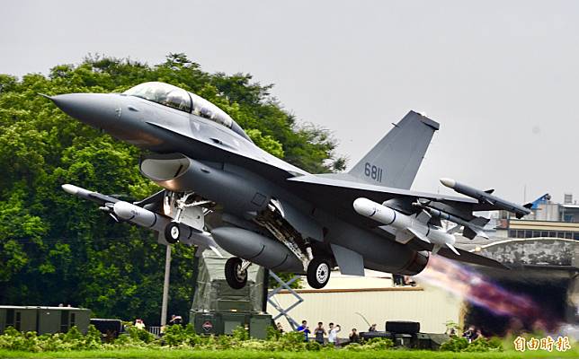 國防部高層官員證實，台美最新完成「F-16型機後續訓練案」簽署，金額高達台幣95億6490萬元，充分顯示台美軍事合作關係的深厚與重要性。(資料照)
