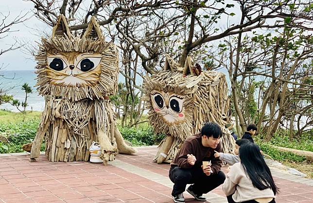 「貓友友創作沙龍」聯展中，兩隻超過兩公尺高的《漂流貓》最吸睛，成為展覽期間最具打卡魅力的亮點。（敖幼祥提供）