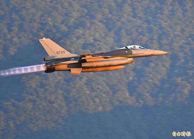 空軍花蓮基地F-16V戰機清晨緊急升空，全力捍衛東部空域安全(記者游太郎攝)