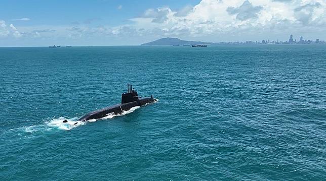 國造潛艦「海鯤號」今（17）日正式出港進行海上測試。（台船提供）