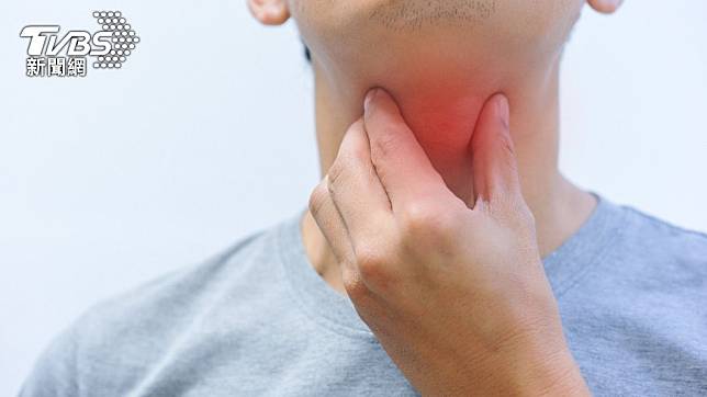 確診後喉嚨痛，症狀被形容像刀割。（示意圖／shutterstock達志影像）
