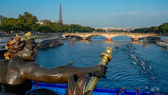 巴黎塞納河17日及18日舉行游泳試辦賽，參加者在河中奮力向前游。美聯社