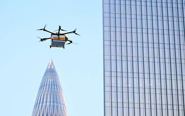 An unmanned food delivery drone is pictured in Shenzhen, south China's Guangdong Province, Nov. 24, 2023. (Xinhua/Mao Siqian)