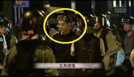 香港民主黨議員許智峯（圓圈處）15日晚間在處理街坊被警方攔查時，遭到員警指控妨礙公務而拘捕。   圖：翻攝自香港民主黨臉書