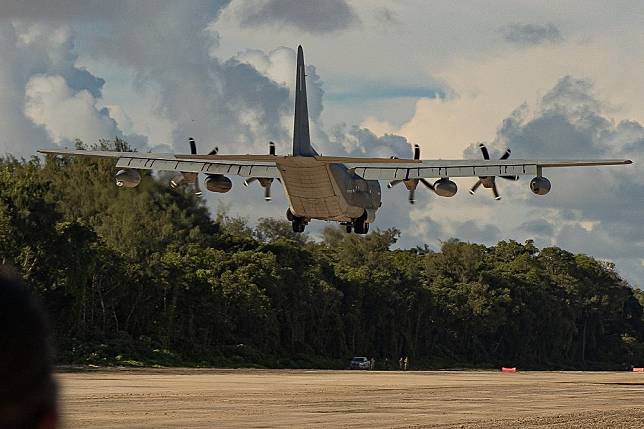 美國海軍陸戰隊軍機降落帛琉貝里琉島，是美軍重返太平洋的最新舉措。（取自@US_TRANSCOM）