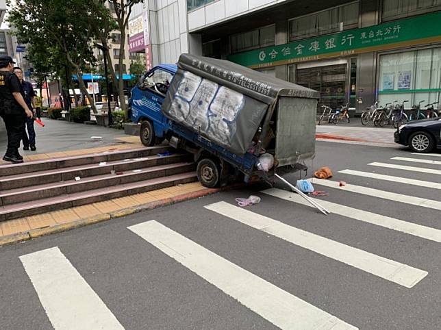 台北市東區傳發生重大車禍，小貨車衝上捷運國父紀念館站1號出口階梯撞傷逛街夫妻，妻子傷重OHCA失去生命跡象，經送醫搶救仍回天乏術，丈夫則是擦傷。(記者邱俊福翻攝)