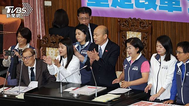 立法院拍手祝吳思瑤生日快樂。(圖/葉志明攝)