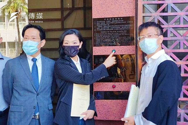 民眾黨新竹市長參選人高虹安26日前往台北地檢署，控告自稱旅美教授「翁達瑞」的陳時奮。（高虹安辦公室提供）