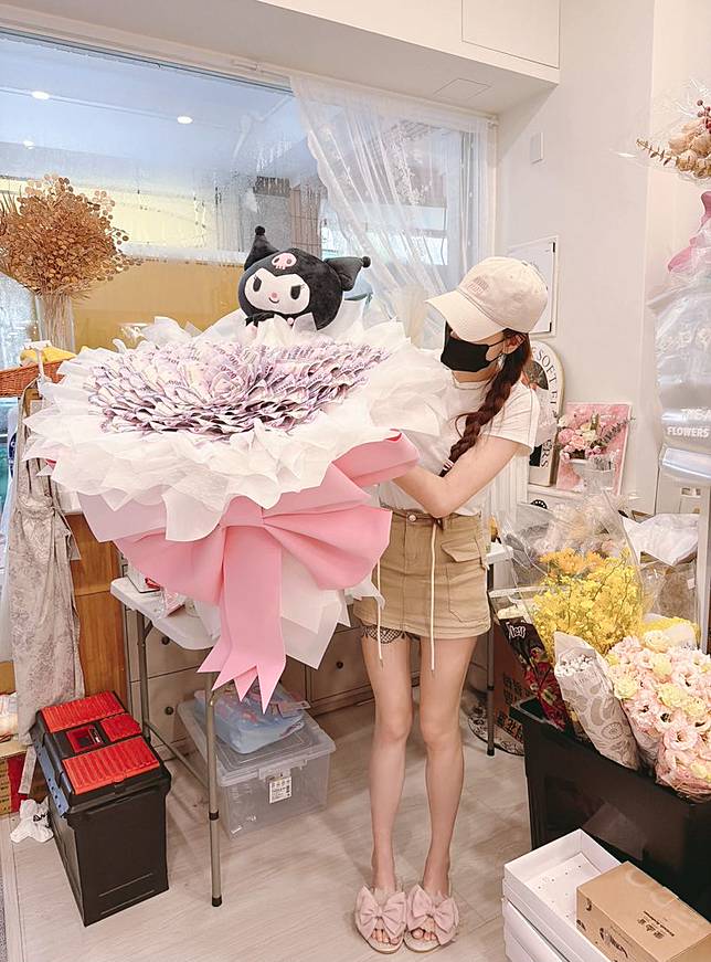 花店業者留言，恭喜妹妹畢業快樂，接到媽媽委託製作的時候，他們也嚇一跳，但他們都希望，要讓妹妹成為最幸福最快樂的畢業生，一輩子不會忘記。畫面翻攝threads _tianyi___flower