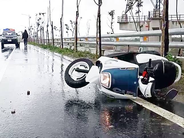 今年一月才通車的台東49-1縣道，今天下午3點多發生嚴重車禍，1名19歲姓機車騎士疑天雨路滑自摔，當場沒生命跡象，緊急送醫搶救中。記者羅紹平／攝影