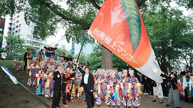 市長黃偉哲為在索朗祭表演的南應大團隊加油。 （市府提供）