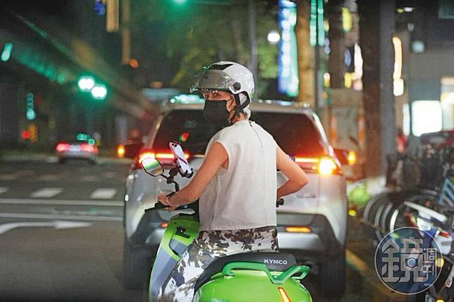 7/18，19：28，曾沛慈熟練的騎著共享機車，一下子就消失在下班車陣中。