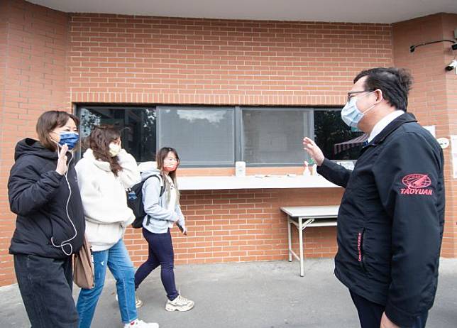 桃園市長鄭文燦20日下午前往武陵高中，一一視察應試動線及考場防疫措施。圖：市府提供
